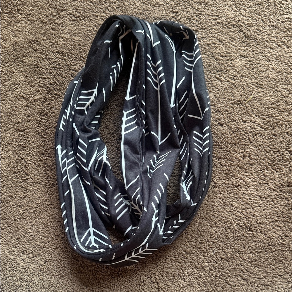 Black and White Arrow Pattern Scarf